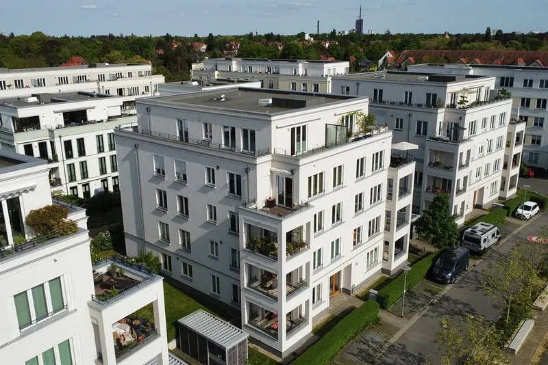 Luftbild eines hellen Wohnhauses mit Dachterrassen am Biesheimring, Berlin