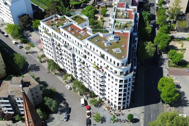 Luftbild eines modernen Wohngebäudes mit Dachterrassen in der Else-Lasker-Schüler-Straße, Berlin
