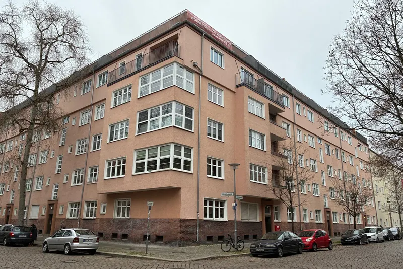 Backstein-Altbau an einer Straßenecke in der Giselastraße, Berlin