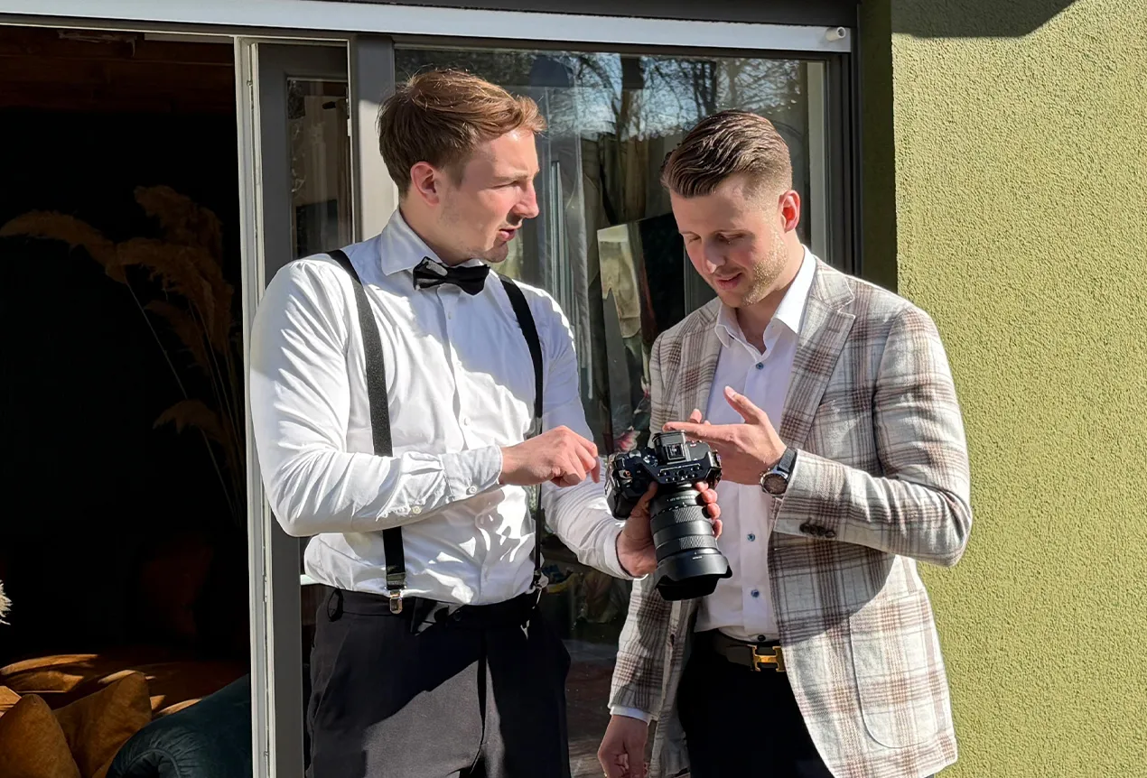 Julian Bilek bespricht mit dem Fotografen die Aufnahmen einer Immobilie