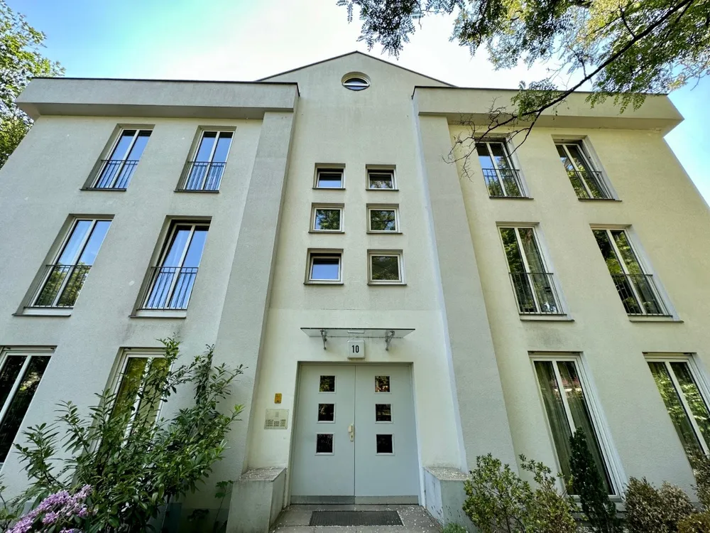 Wohnung in 12209 Berlin: Renovierte Dachgeschosswohnung mit 3 Zimmern und EBK am Oberhofer Platz