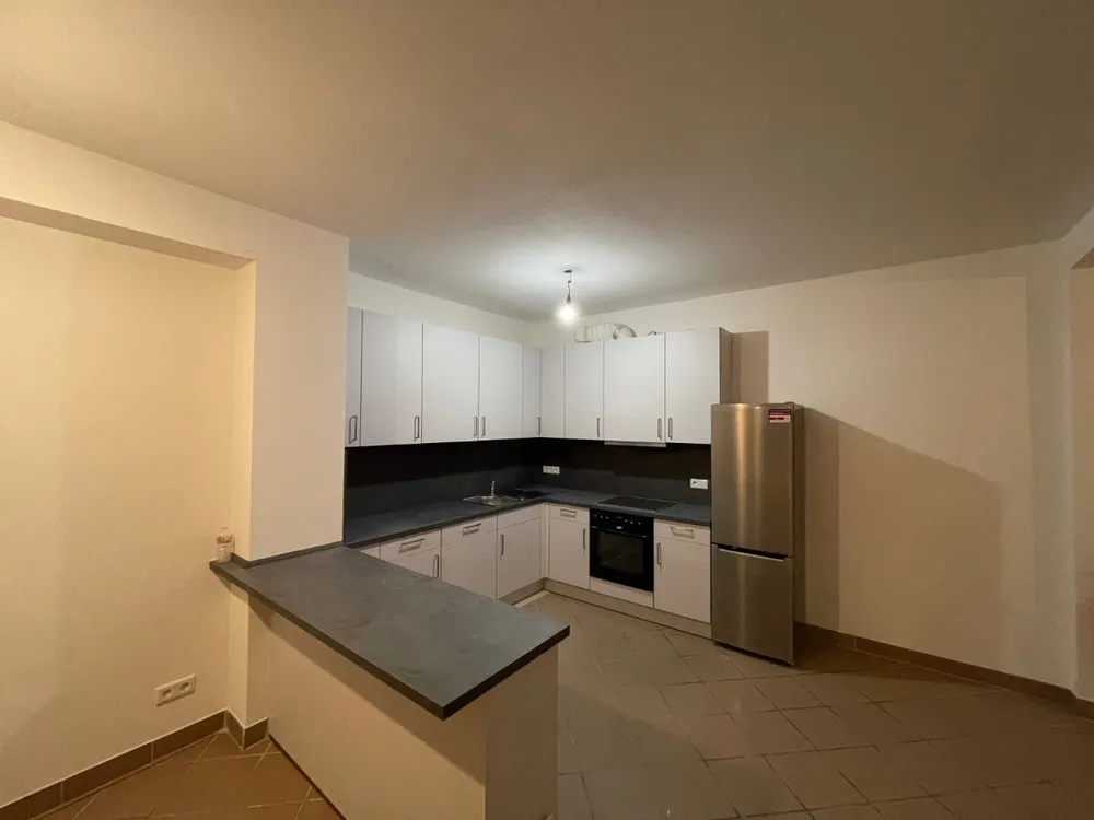 Wohnung in 12524 Berlin: Sanierte 4 Zimmer- Wohnung in Berlin zu vermieten.