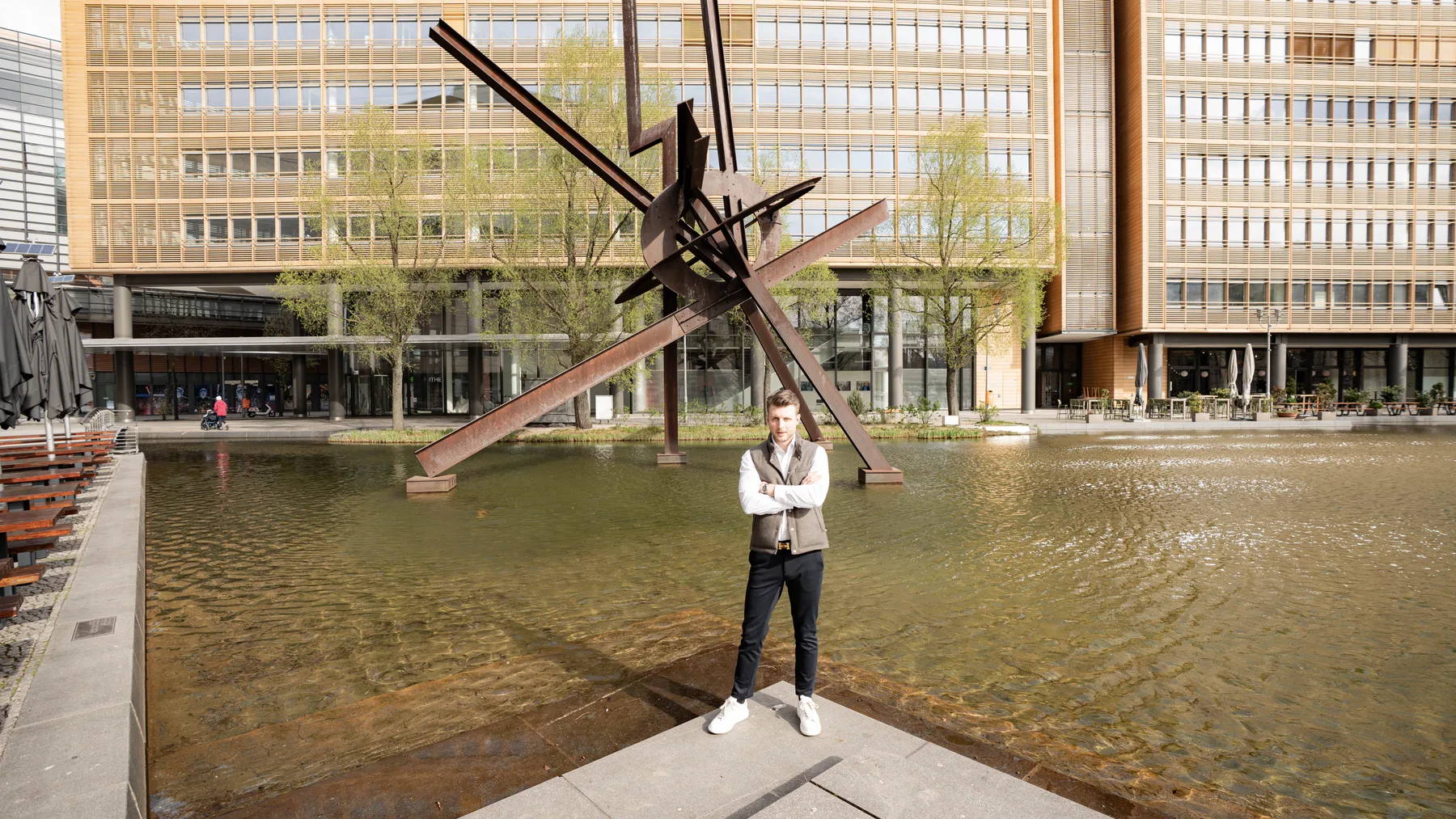 Julian Bilek am Wasser vor Berliner Architektur